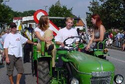 Unser Treckerfahrer mit seinen Begleiterinnen